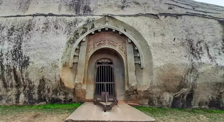 Les grottes Barabar en Inde
